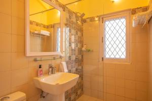 un baño con lavabo y espejo en Bamboo Grove by VEO - Part of StayVista, en Dehradun 21 fotos más