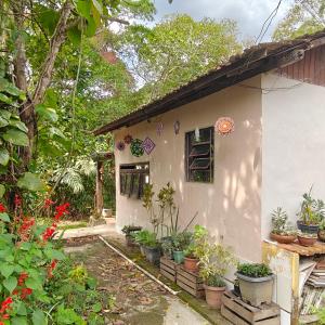 ノバ・フリブルゴにあるGlamping SixtyNine Hundredの鉢植えの家