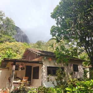 ノバ・フリブルゴにあるGlamping SixtyNine Hundredの山を背景にした家