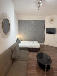 Un pat sau paturi într-o cameră la Arndale Apartments Manchester