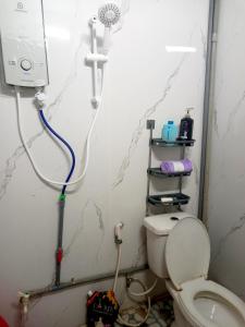 ein Badezimmer mit Toilette und Dusche in der Unterkunft Mai homestay in Mỹ Lại (5)