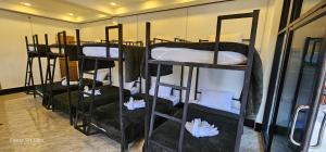 un grupo de literas en una habitación en INN RIVERSIDE HOSTEL Pb, en Pakbeng 53 fotos más