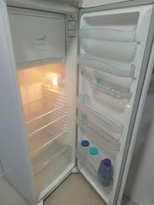 an open refrigerator with its door open and its at FLAT ACONCHEGANTE poucos min da praia in Maceió