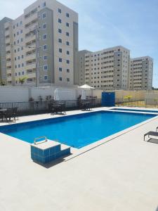 a large swimming pool with buildings in the background at FLAT ACONCHEGANTE poucos min da praia in Maceió