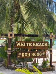 ロン島にあるWhite Beach Hostelのビーチにあるホワイトビーチ・コ・ロンの標識