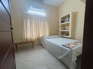 科钦Kochuthottathil Heritage的一间带床和窗户的小卧室