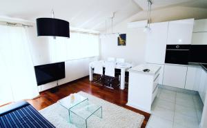 Kuchyň nebo kuchyňský kout v ubytování Deluxe Suites Mandić