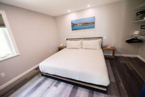 a bedroom with a bed in a room at Lake Cabin Ideal for Outdoor Adventures in Maine in North Harpswell