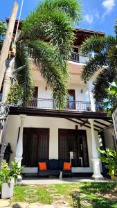 een huis met een bank ervoor bij MobyDick House in Mirissa