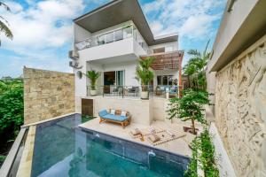 Tumbak Bayuh4Br Brand New Canggu Modern Villa的带游泳池和房子的别墅