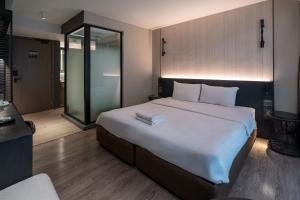 a bedroom with a large bed in a room at Bayphere Residence by Prop Hopper in Na Jomtien
