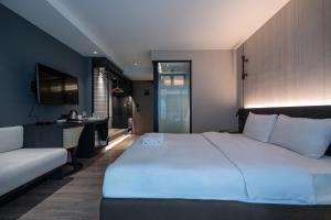 ナ・ジョムティエンにあるBayphere Residence by Prop Hopperの大きな白いベッドと机のある寝室 +26枚の写真