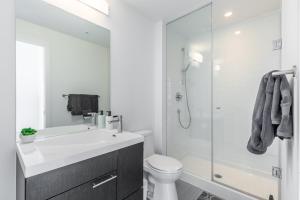 Ένα μπάνιο στο VOGUE Suites Toronto Downtown - Entertainment District +28 φωτογραφίες