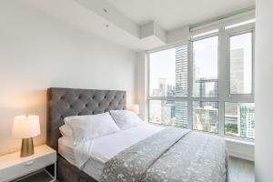 Ένα ή περισσότερα κρεβάτια σε δωμάτιο στο VOGUE Suites Toronto Downtown - Entertainment District
