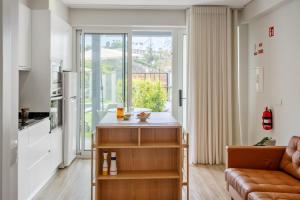 TV a/nebo společenská místnost v ubytování Modern Studio Steps From Beach