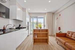 Kuchyň nebo kuchyňský kout v ubytování Modern Studio Steps From Beach