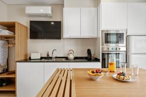 Kuchyň nebo kuchyňský kout v ubytování Modern Studio Steps From Beach