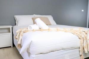 Postel nebo postele na pokoji v ubytování Funky Little Apartment