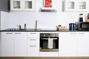 Kuchyň nebo kuchyňský kout v ubytování Funky Little Apartment