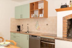 una cocina con fregadero y encimera en Haus Gaia, en Rabac 21 fotos más