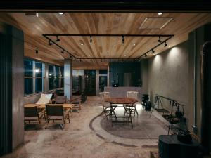 a room with a table and chairs and a table at のあそびlodge in Arao