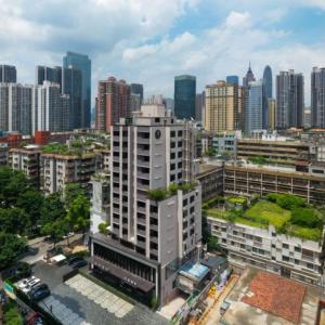 Blick auf eine Stadt mit hohen Gebäuden in der Unterkunft All Seasons Hotel Guangzhou Wuyangcun Metro Station in Guangzhou