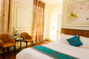a hotel room with a bed and a table and chairs at An Phú Hostel in Gia Lâm Pho +16 photos