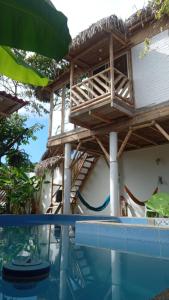 ein Haus mit Swimmingpool und ein Gebäude mit Terrasse in der Unterkunft Villa en Salango con piscina in Salango