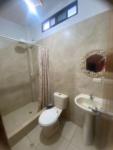 ein Badezimmer mit Toilette, Dusche und Waschbecken in der Unterkunft Villa en Salango con piscina in Salango