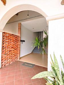 een hal met een boog en een stenen muur bij Villa 223 in Kajang +31 foto's