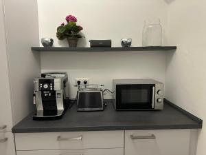 Kuchyň nebo kuchyňský kout v ubytování 2 Zi Wohnung, zentrale Lage mit Parkplatz, 15 min vom Hbf Hamburg + 15 fotografií