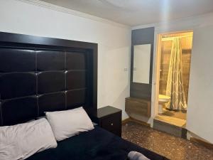 a bedroom with a bed and a mirror and a bathroom at SUITE 6, Centro de Cuauhtémoc Chihuahua in Cuauhtémoc