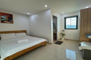 ein Schlafzimmer mit großem Bett und ein Badezimmer in der Unterkunft Ruby Star Hotel Apartment in Vũng Tàu