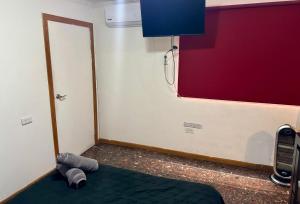 ein Zimmer mit einem Bett und einer Tür mit einem Hut in der Unterkunft SUITE 6, Centro de Cuauhtémoc Chihuahua in Cuauhtémoc