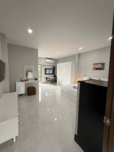 ein Schlafzimmer mit einem Bett, eine Küche und ein Wohnzimmer in der Unterkunft Borrii House โบ ลี่ เฮาท์ in Layan Beach