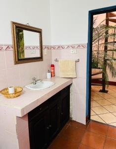 un baño con lavabo y espejo en Casa Altavista, en Antigua Guatemala 33 fotos más