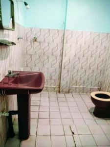 Ένα μπάνιο στο Lake Front Hotel IDH