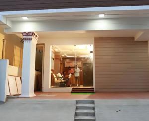 une maison avec une porte de garage et une colonne dans l'établissement Karuna Regent, à Chennai