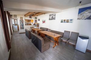 een eetkamer met een houten tafel en stoelen bij Banya Guest Rooms 23 in Banya