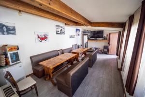 een woonkamer met banken en een houten tafel bij Banya Guest Rooms 23 in Banya