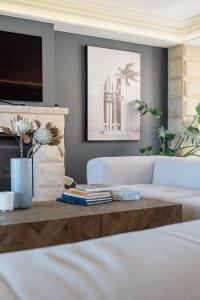 Posezení v ubytování 15 million full water view mansion