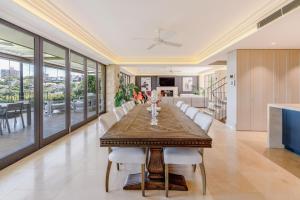 Posezení v ubytování 15 million full water view mansion