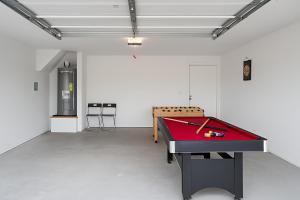 een pingpongtafel in een kamer met een pingpongbal bij @ Marbella Lane - Amazing 4BR Lakeview Home in Austin