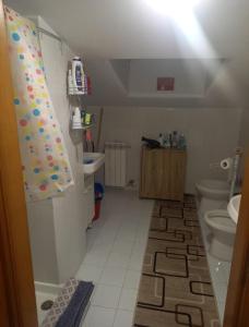 Un baño con lavabo, inodoro y bañera. en Mansarda Casalina, en Casole Bruzio 7 fotos más