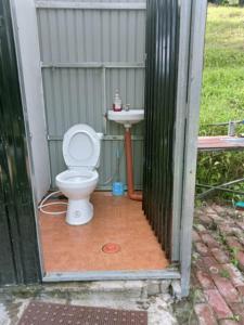 un bagno con un water e un lavandino di Little Nook at Cozy Porch a Malaybalay