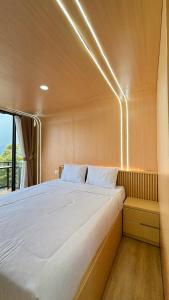 a large bed in the middle of a boat at The Lakebox Menjer by Travelink in Garung +11 photos
