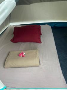 Un pat sau paturi într-o cameră la Bora Roots Camp +11 fotografii