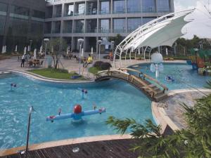 Una gran piscina con un puente en un edificio. en Shangyu International Hotel, en Shangyu