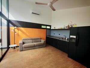 塔马林多Pyramid Tamarindo Luxury Hotel的客厅里有一张沙发和一张桌子。