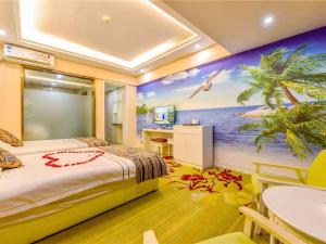 een slaapkamer met een bed en een schilderij van de oceaan bij Dali Dayu Hotel in Dali +183 foto's